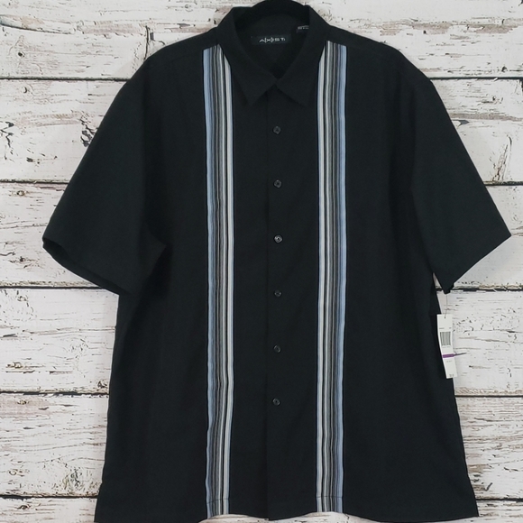 🆕️ Axist Short Sleeve Button Down - Picture 1 of 6